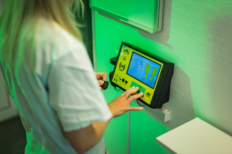 Elektronik Fertigung, Nahaufnahme, Person bedient das Gerät